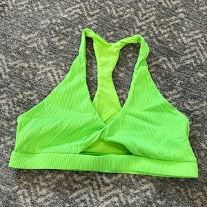 Bikini top. Twist front.